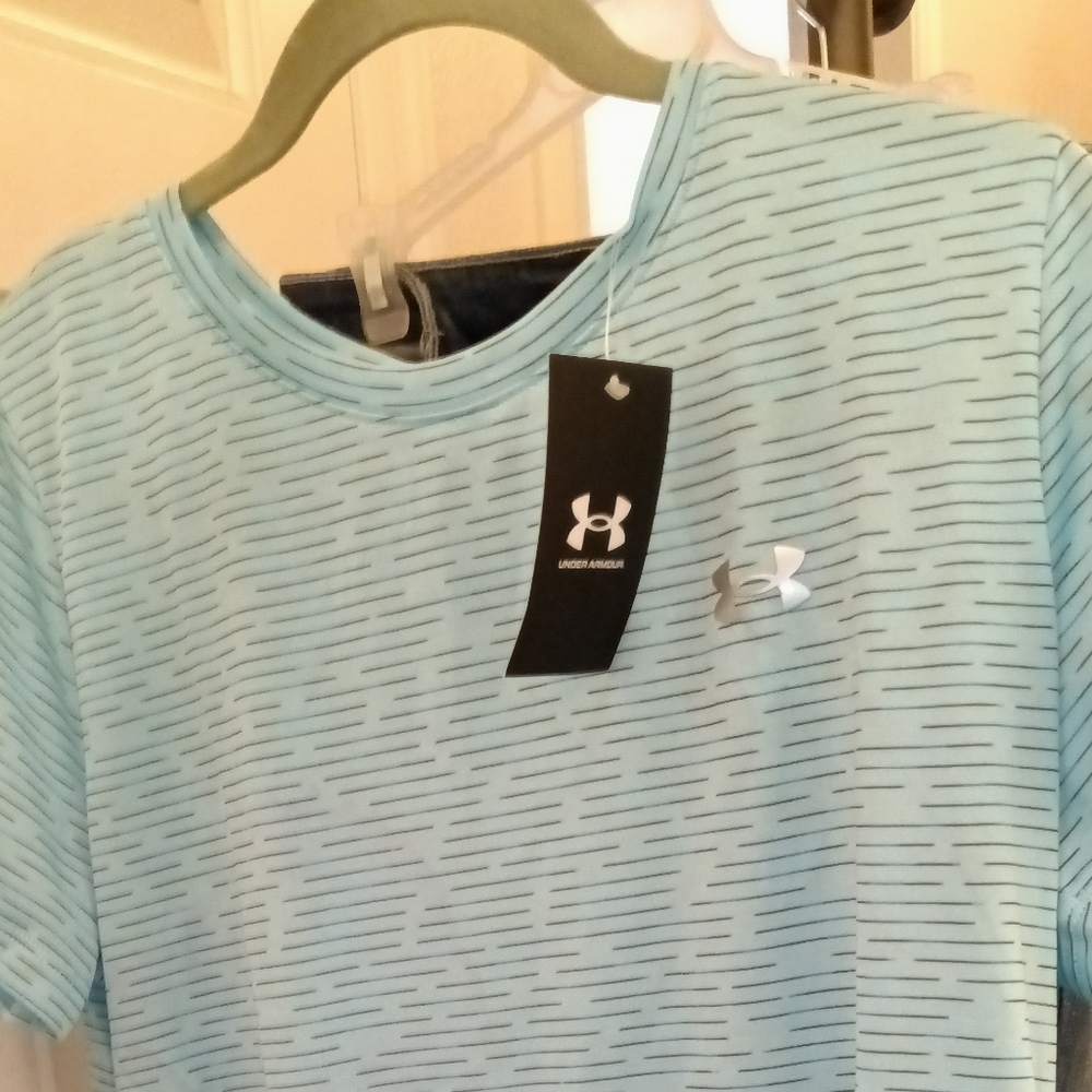 Women's Large Under armour I sky blue shirt